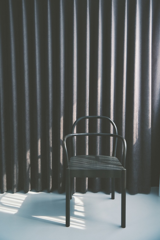 SHIROKABEスタジオ｜ブラックのカーテンを背景に、落ち着きのあるシックな空間を演出