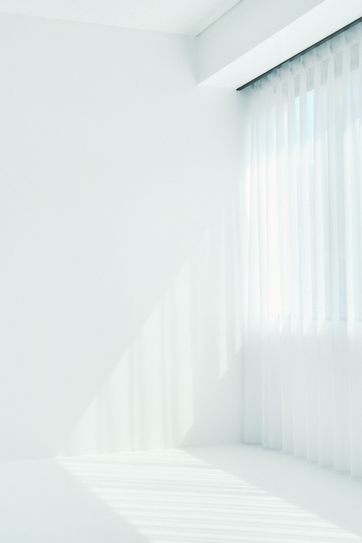 SHIROKABEスタジオ｜レースのカーテン越しの淡い光を利用すればより被写体を魅力的に映すことが可能