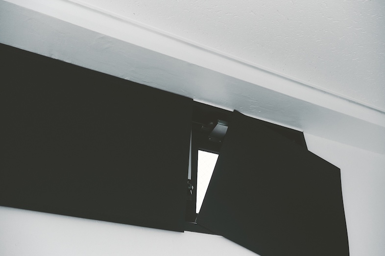 SHIROKABEスタジオ｜パネルで遮光するなど調光も可能