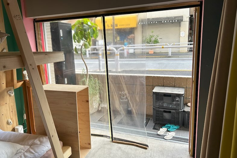 街並みを撮影できる道路沿いの窓