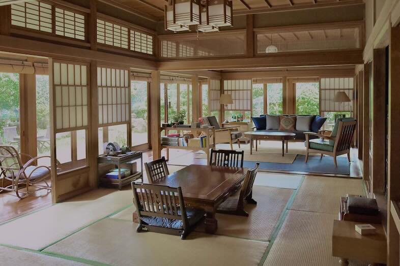 佐倉スタジオ｜【居間】高天井の広間、和洋家具が共演する空間