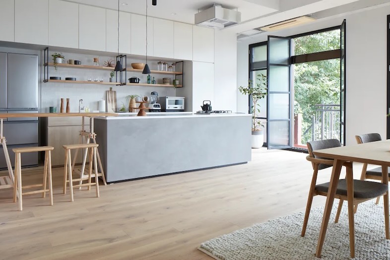 スタジオピーク表参道 1F｜アイランドキッチンとダイニングテーブルが並ぶ空間は料理シーンやホームパーティーの撮影に最適