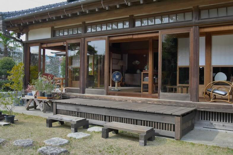 佐倉スタジオ｜縁側 に3.6m x 1mの縁台 (取り外し可）設置の様子