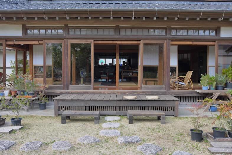 佐倉スタジオ｜縁側 に3.6m x 1mの縁台 (取り外し可）設置の様子