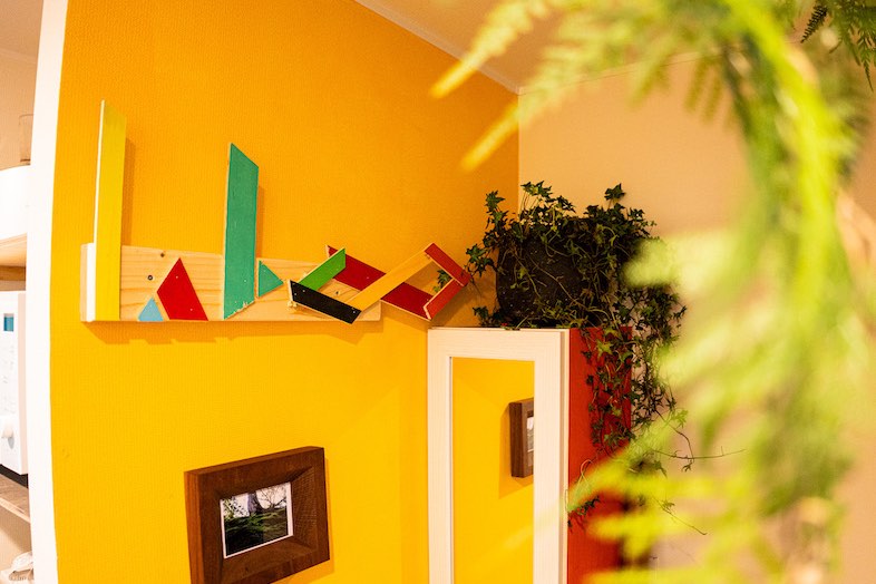 Lab8 Tokyo｜【2F 】黄色い壁の2Fエントランス