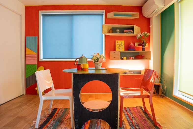 Lab8 Tokyo｜【2F 】ポップなアートや家具が揃ったリビングルーム