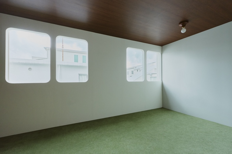 【2F】角の丸い窓が印象的な部屋