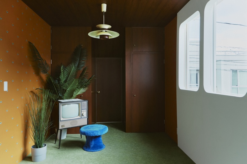 【2F】レトロなテレビと小物