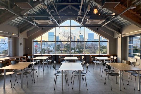 三角窓から見える晴海の街並みとスペース全景