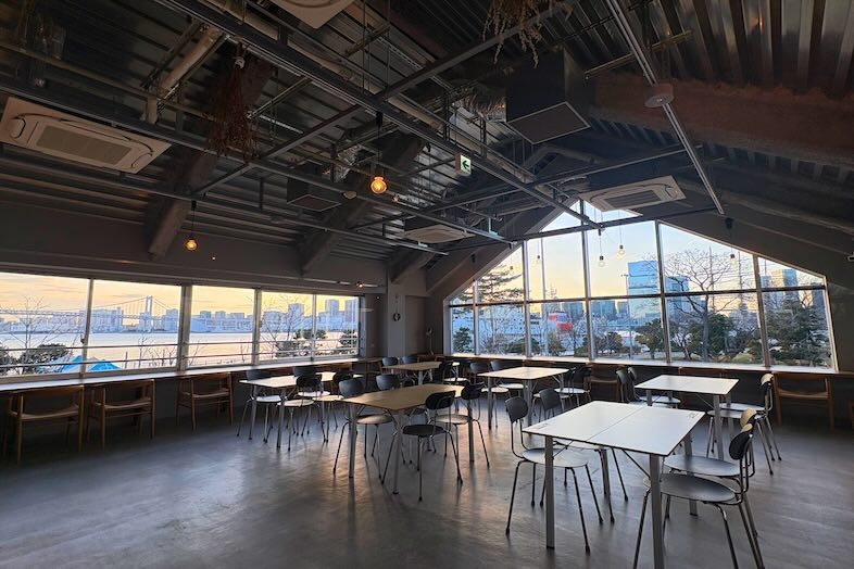 GOBLIN.晴海店｜スタジオ中央から大きな窓を望む構図