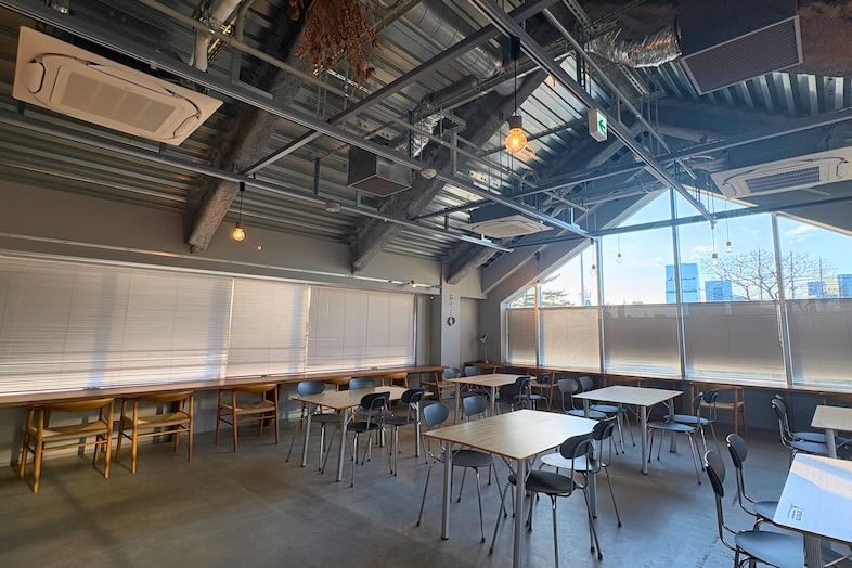 GOBLIN.晴海店｜天井の鉄骨構造が印象的な広いスペース