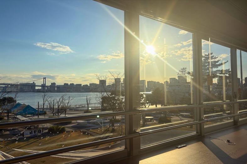 GOBLIN.晴海店｜広い窓からは川や街並みが見え、時間帯によって異なる景色を楽しめます