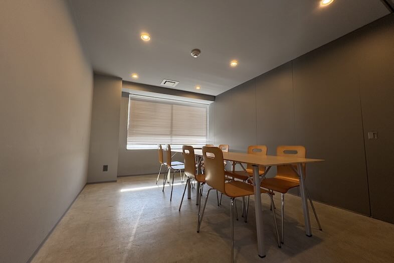 GOBLIN.晴海店｜木製テーブルと椅子が並ぶミーティングスペースは会議やワークショップなどにも使いやすい