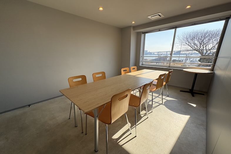 GOBLIN.晴海店｜外の景色を眺めながら打ち合わせができる、開放感のあるミーティングルーム