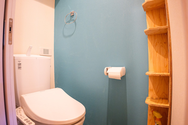 Lab8 Tokyo｜【2F 】水色壁紙のトイレスペース