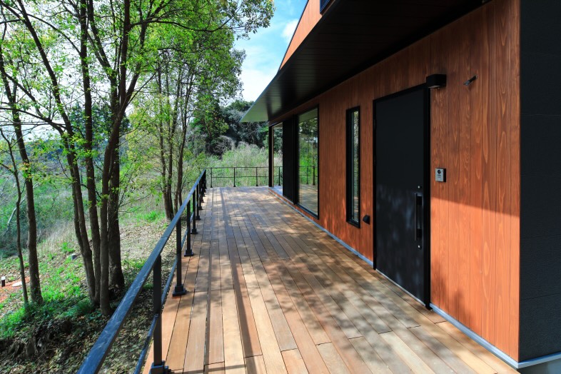 【Villa_Balcony】横幅約13ｍ、奥行3ｍの広々としたバルコニー