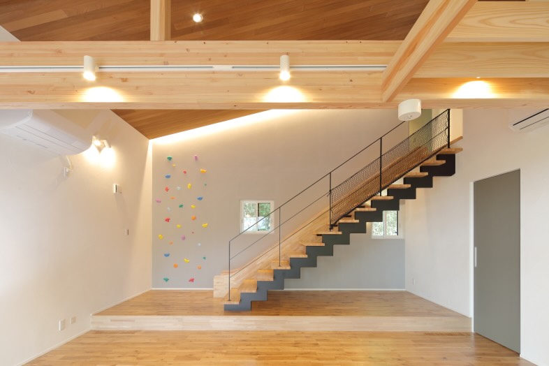 【Villa_1F】リビング奥の壁面はボルダリング用のカラフルなホールドがアクセント