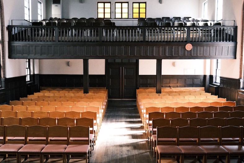 早稲田奉仕園スコットホール｜講演会やコンサート、ドラマ撮影に映えるクラシカルな礼拝堂
