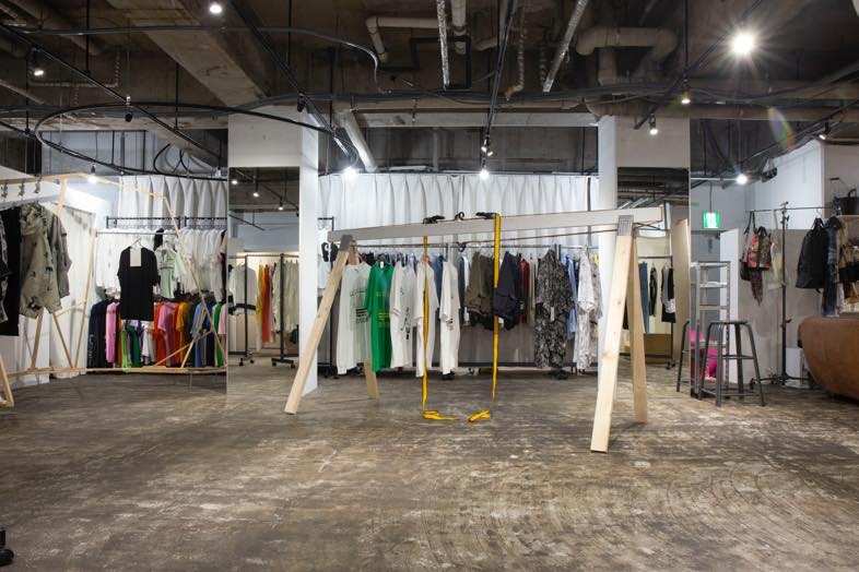 R for D︎｜ベルトで吊るされたハンガーポールは服の展示にアクセントを加えます