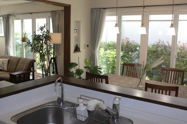 Family Studio Kashiwa｜【1F】キッチンからダイニングリビング/家族のくつろぎの場所の全景