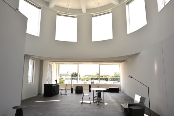 まるでコンサートホールのようなアールを描く天井ラインが特徴的なスタジオ