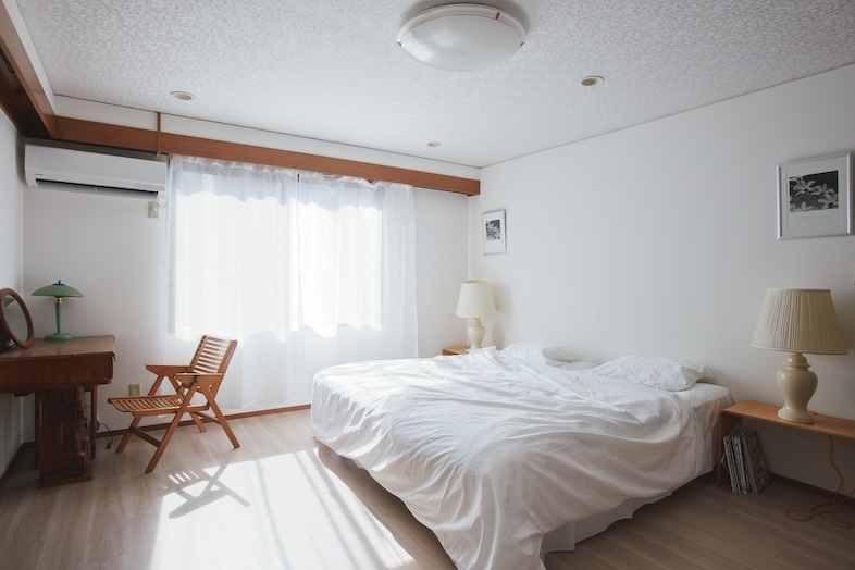 kom｜【2F】自然光が差し込む寝室は時間の演出も可能