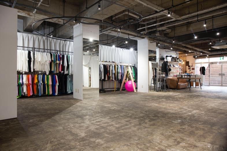 R for D︎｜色鮮やかな洋服が並ぶラックは、商品撮影の背景としても存在感のあるアクセントに