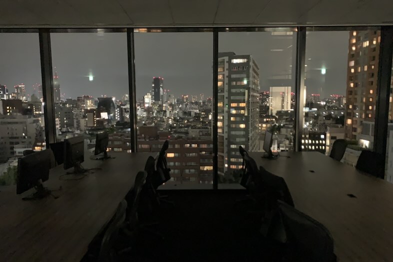 渋谷 GOOYA オフィス｜夜景を望む会議室