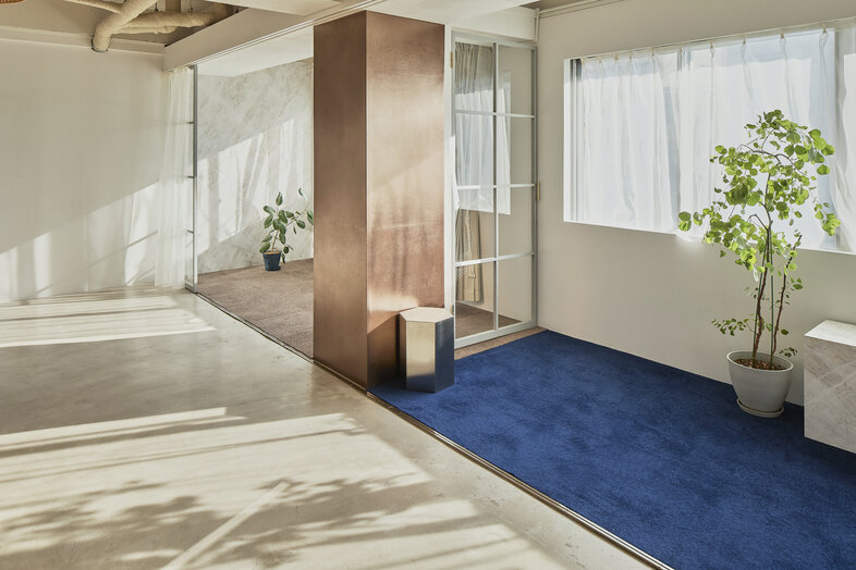 aL/Right STUDIO.｜銅色の柱とブルーのカーペットが、空間をスタイリッシュに演出します