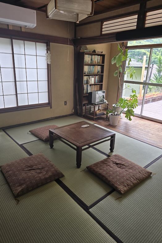 Art of Life 山の音｜畳敷きの和室から大開口越しに緑豊かなデッキへ視線が抜ける空間