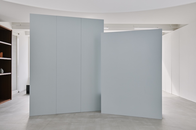 FORMEI｜薄いブルーグレーの稼働壁は、裏面は背景として使用可能