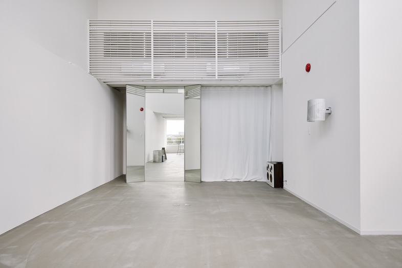 FORMEI｜被写体の個性や魅力を引き立てるシンプルで広々とした空間