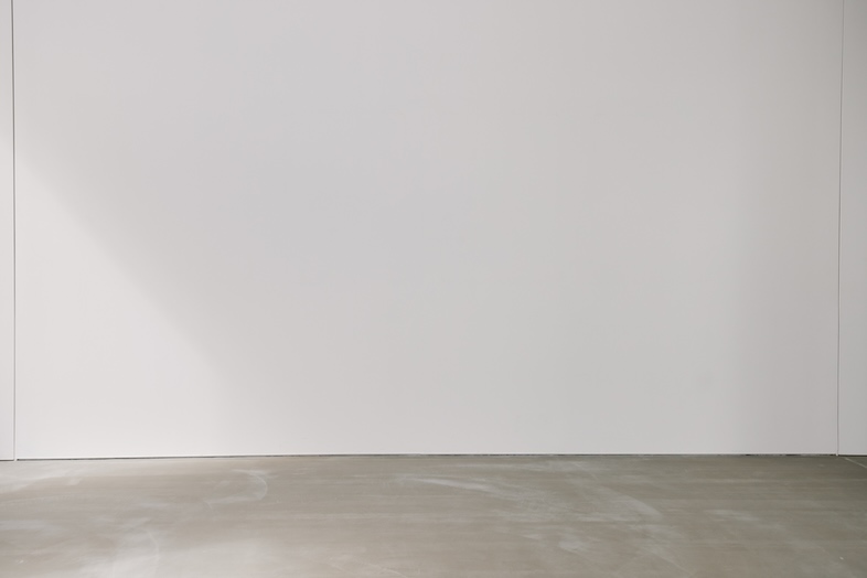 FORMEI｜無垢なキャンバスのような白壁は被写体のシルエットを美しく際立せます