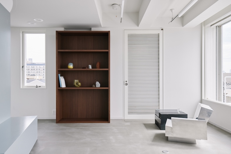 FORMEI｜ウォールナットの棚やシンプルなインテリアは、商品やEC商品の撮影にも◎