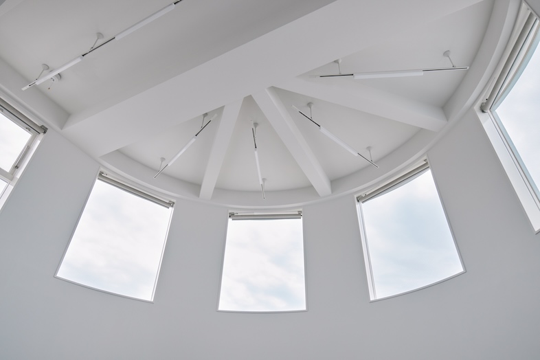 FORMEI｜アールを描く天井が印象的な天窓は背景にするだけで画が映える