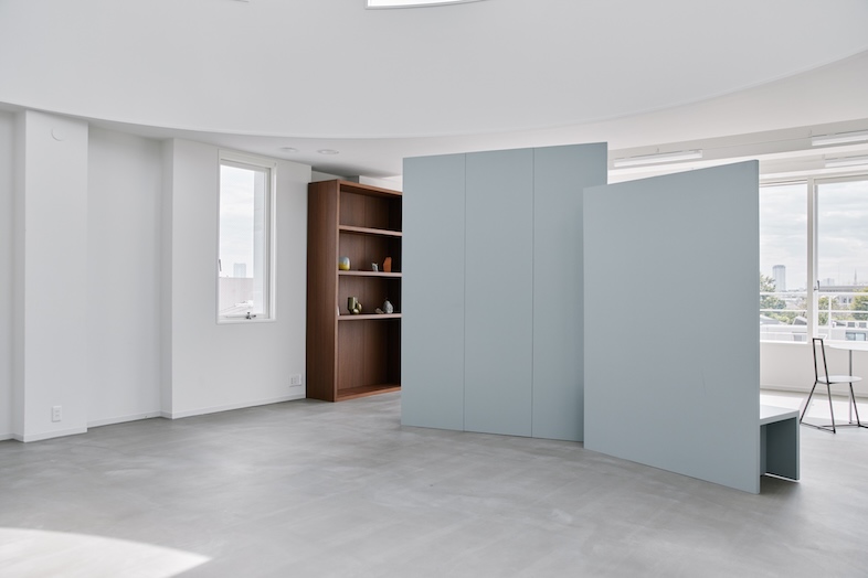 FORMEI｜可動式のブルーグレーのウォールナット棚を使って、コンセプトに合わせて自由自在にセット組みができます