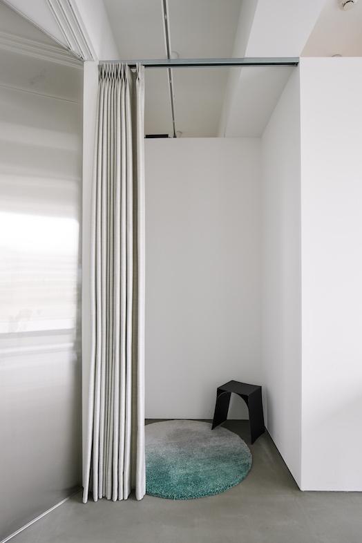 FORMEI｜カーテンで仕切ることができるフィッティングスペース