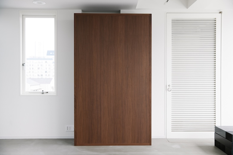 FORMEI｜ウォールナットの棚は可動式で、裏面は壁としても使えます