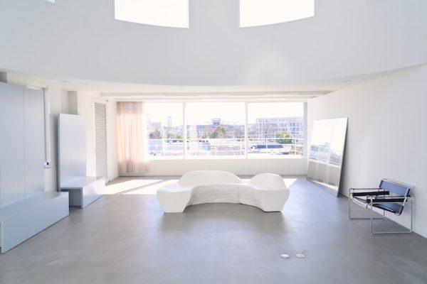 空間全体を包み込むような自然光が差し込む、開放感あふれるスタジオ