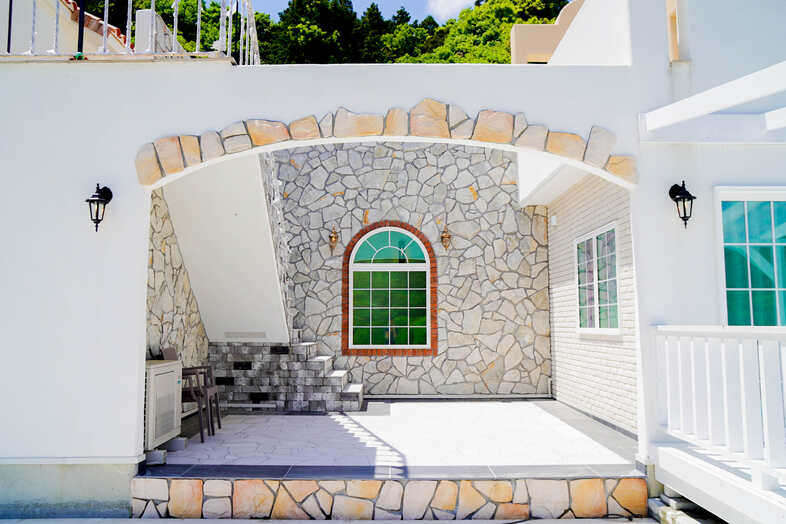 AVIRAL Resort studio｜【パティオ】石積みアーチの隠れ家パティオ