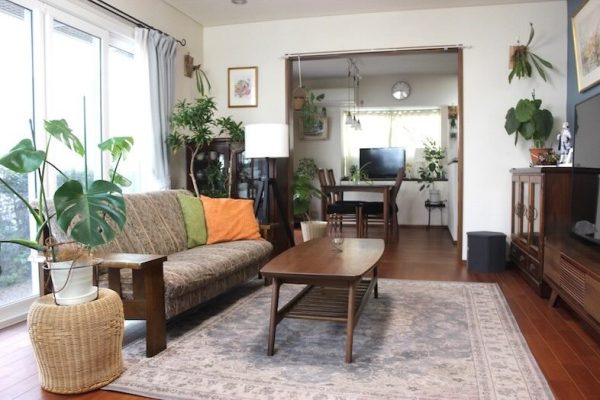 【1F】全面窓に面したリビングダイニング