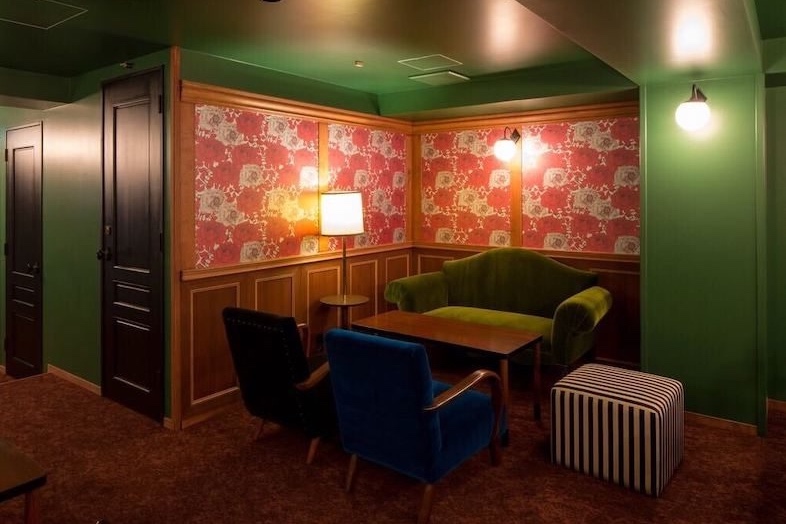 BAR TAMBI｜ソファとテーブルが配置されたボックス席