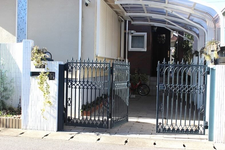 Family Studio Kashiwa｜【1F】レトロでおしゃれな門扉/久しぶりに実家の門を開けるシーンなどにおすすめ