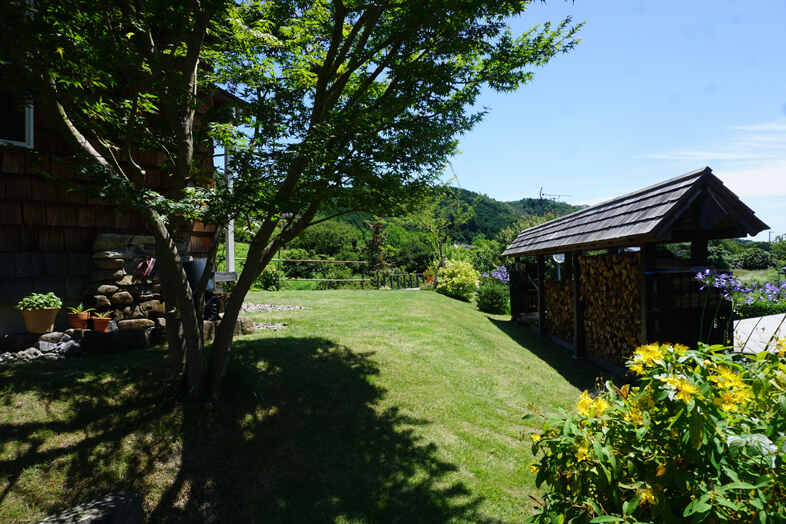 Cedar Hut｜【庭】木陰と花が彩るナチュラルな庭