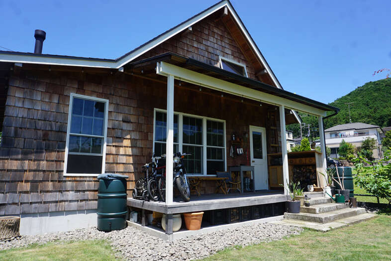 Cedar Hut｜【外観】自転車のあるカントリーポーチ