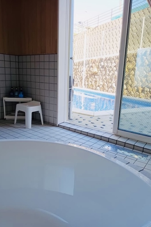 Beachside base KURUW︎A｜バスルームからプールを撮影することも可能