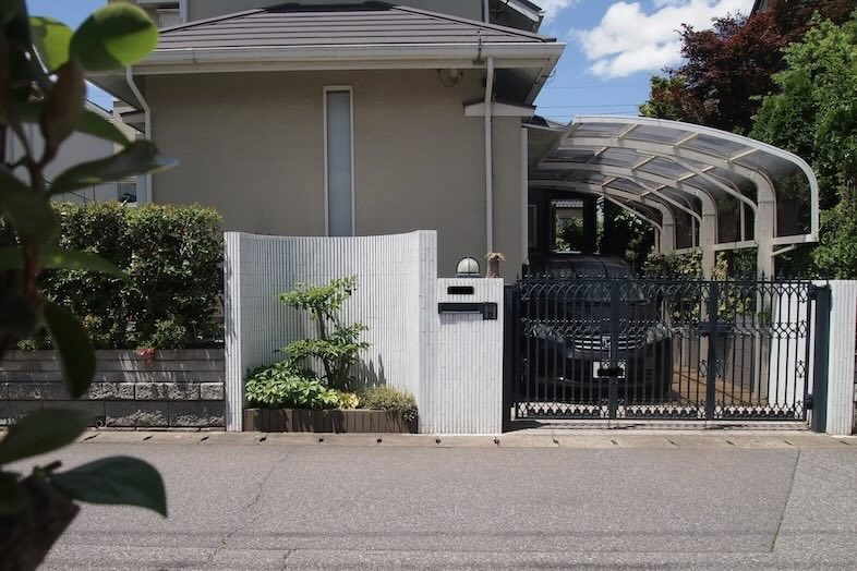 Family Studio Kashiwa｜【外観】前面道路は幅6ｍと広く車の通りも少ないです