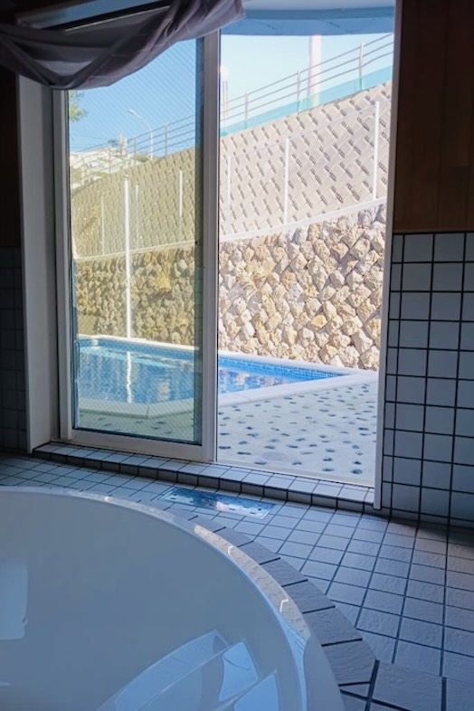 Beachside base KURUW︎A｜バスルームと大型プールは直結しています