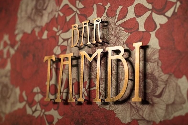 BAR TAMBI｜壁面に掲げられた「BAR TAMBI」のサインプレート