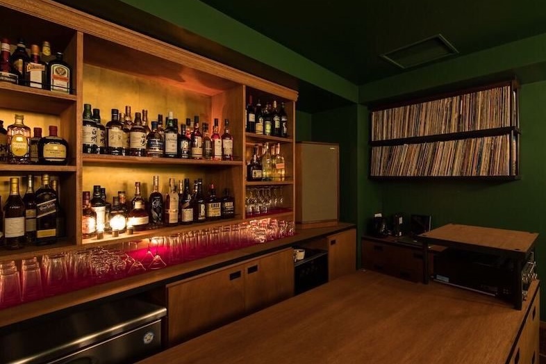 BAR TAMBI｜棚いっぱいに並ぶボトルの背景は、バーならでは